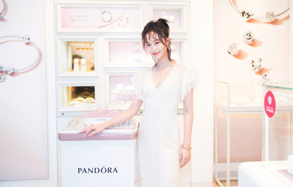 蓝盈莹穿印花衬衫配高腰裙,女强人气场太强大