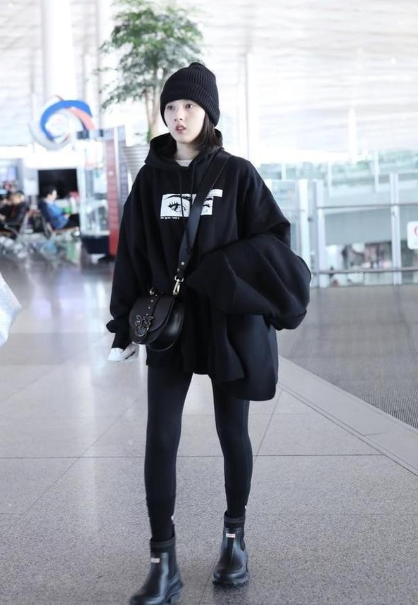 美女宋祖儿腰到有多细?系腰带都不行,裤子折了4次后才能穿