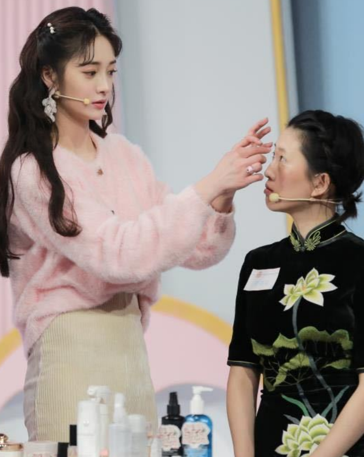 美女周洁琼把毛衣塞进半裙里也太惊艳了吧，洋气还超显腰！