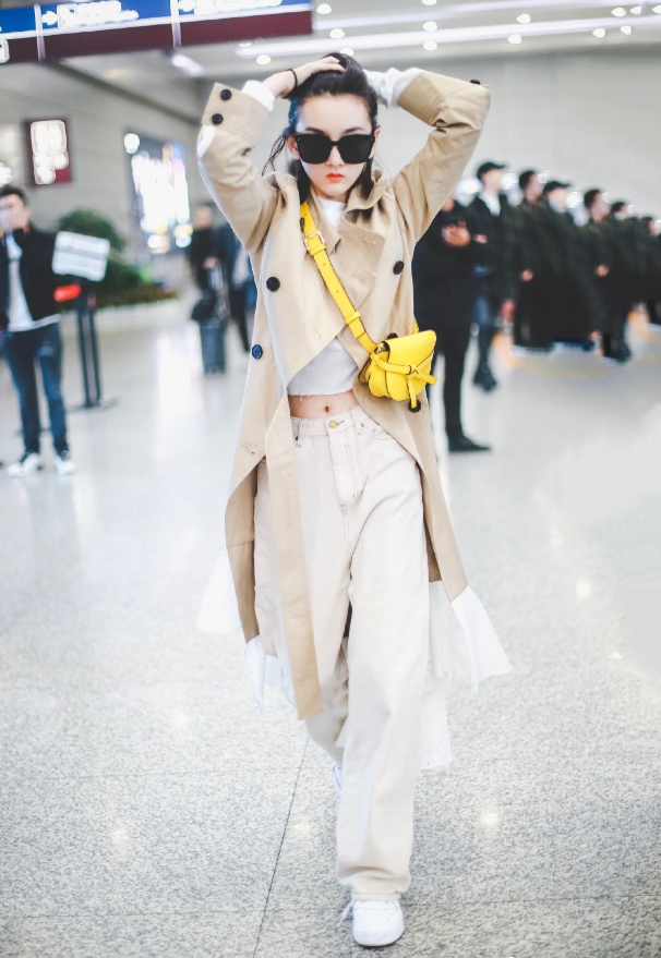 美女宋祖儿腰到有多细?系腰带都不行,裤子折了4次后才能穿