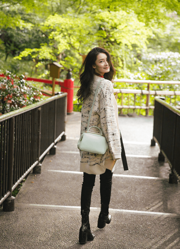 李沁一身超紧造型太考验身材了,果然是腿精