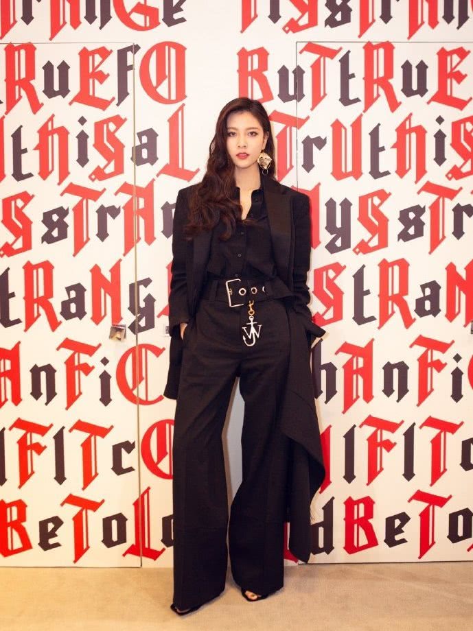 美女宋妍霏只是多解了一颗扣子，居然也打扮的很惊艳！