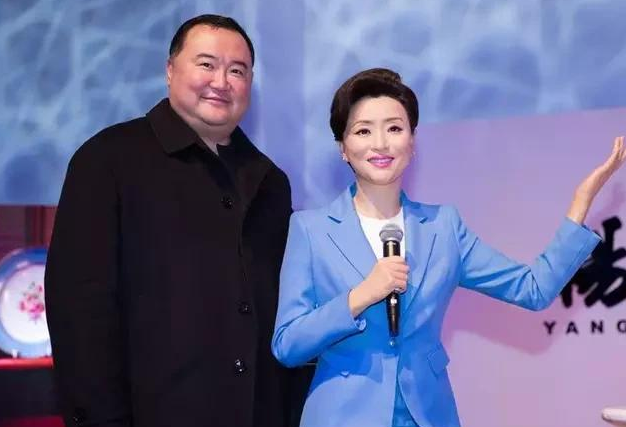 他其貌不扬却娶了央视最美的女主持，身价上亿，夫妻恩爱24年