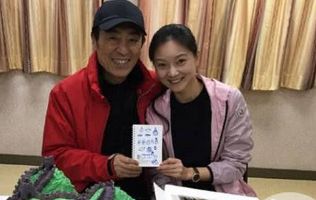 她17岁被张艺谋选中,20岁生子,30岁领证,如今貌美如花