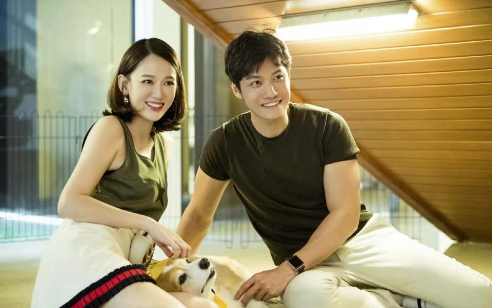 陈乔恩做客艾伦家,微卷短发配半裙,清新甜美范儿十足