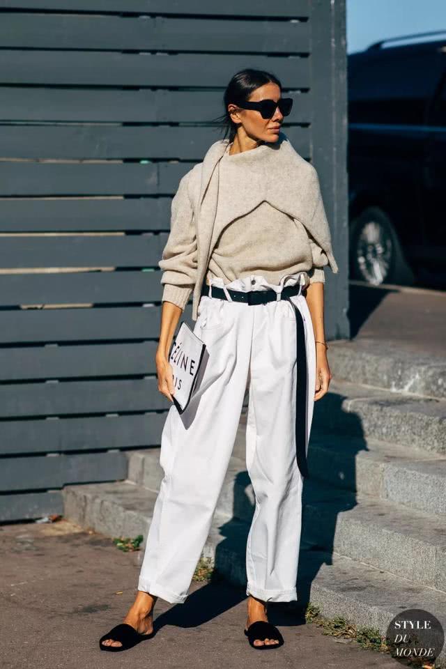 欧美街拍:牛仔阔腿裤与大毛衣组个CP,好看还能悄悄显高