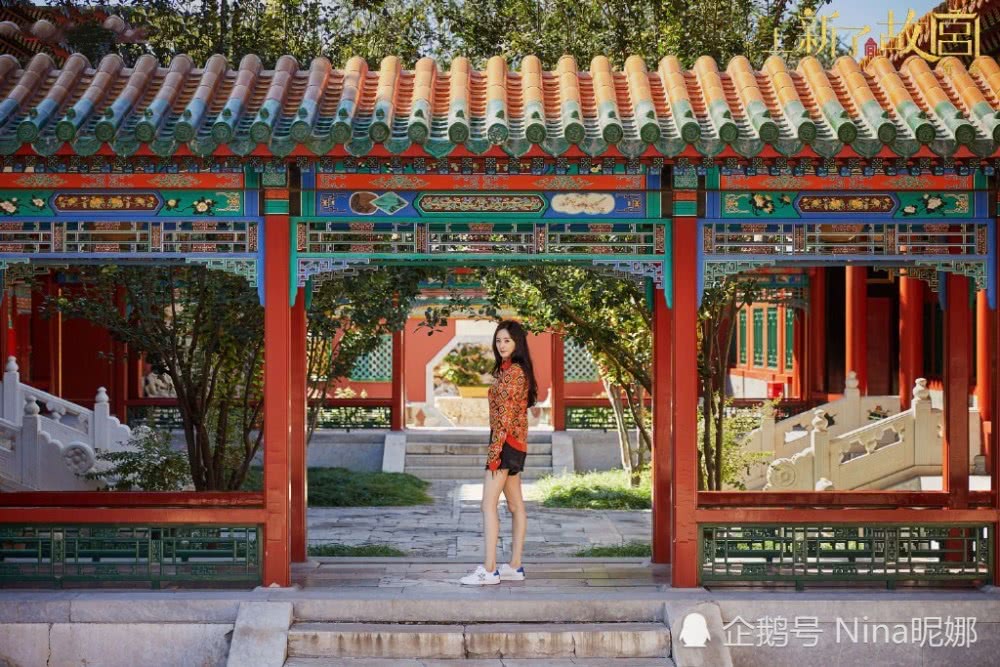 美女辣妈杨幂上故宫综艺穿毛衣搭配平底鞋,166CM的竹竿腿也太好看了吧