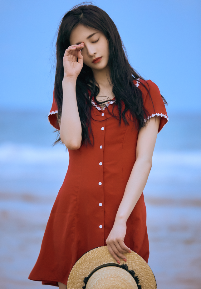 美女周洁琼把毛衣塞进半裙里也太惊艳了吧，洋气还超显腰！