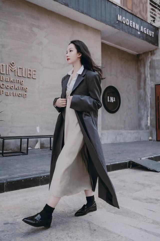 欧美街拍：连衣裙搭配长大衣，这样穿美丽又有气质