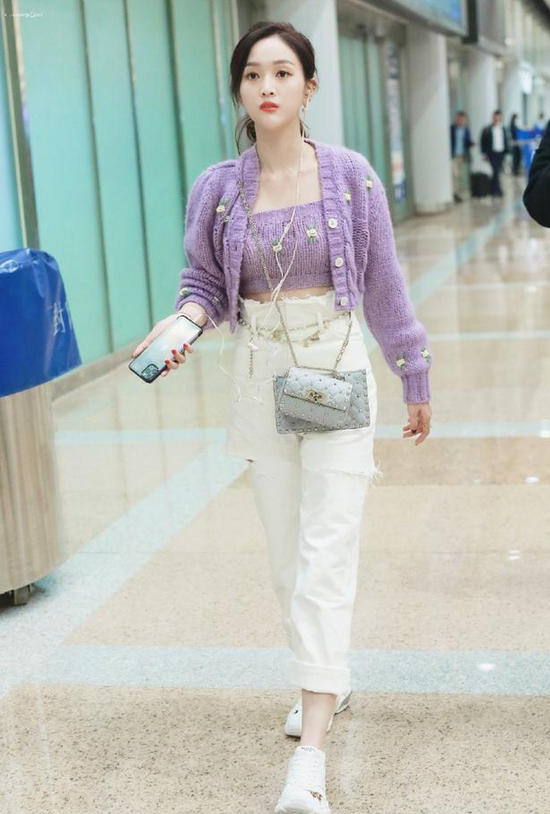 当刘诗诗和吴宣仪同穿一件红毛衣,女人味和少女感差距不止一点点