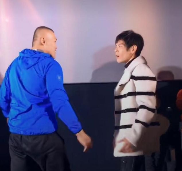 向佐发布会被扇耳光,脸上怒火清晰可见,事后笑称只是“开玩笑”