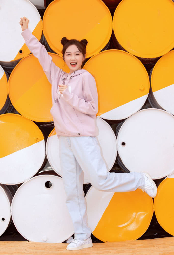 美女李子璇白T牛仔裤亮相机场,青春活力