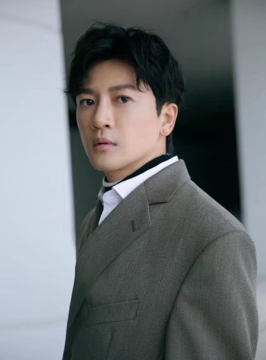 苏有朋参加活动，为赶场西装不小心扣错，却因此成全场焦点