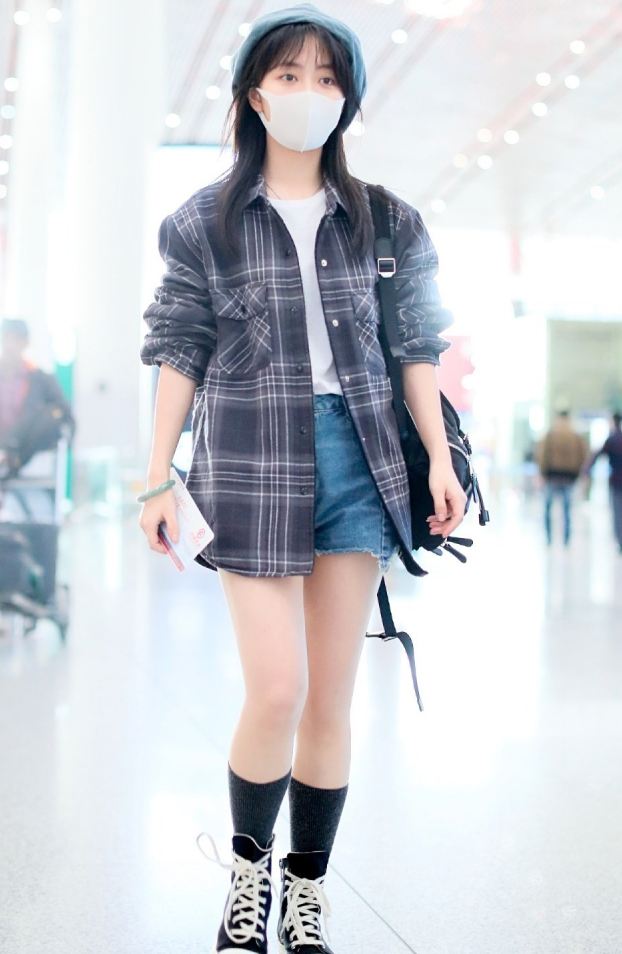 谭松韵穿15公分的堆堆袜，也拯救不了她的腿