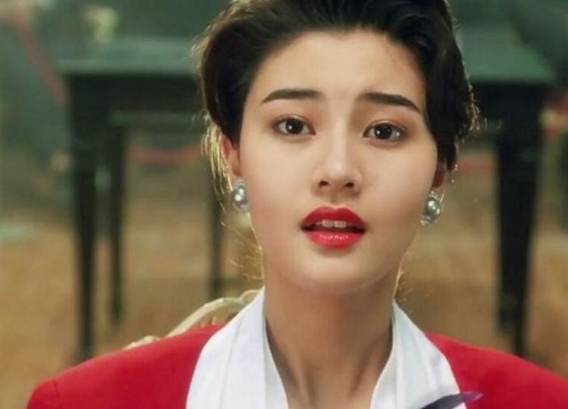 她18岁就成为香港小姐,49岁宛若少女,周星驰都对她动心过