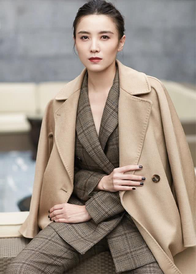 美女宋佳把西装当开衫穿,衣品潮酷带飒爽