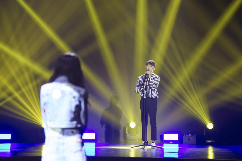 郑爽生日会获男友深情献唱,穿牛仔套装清新甜美,被宠成了小公主