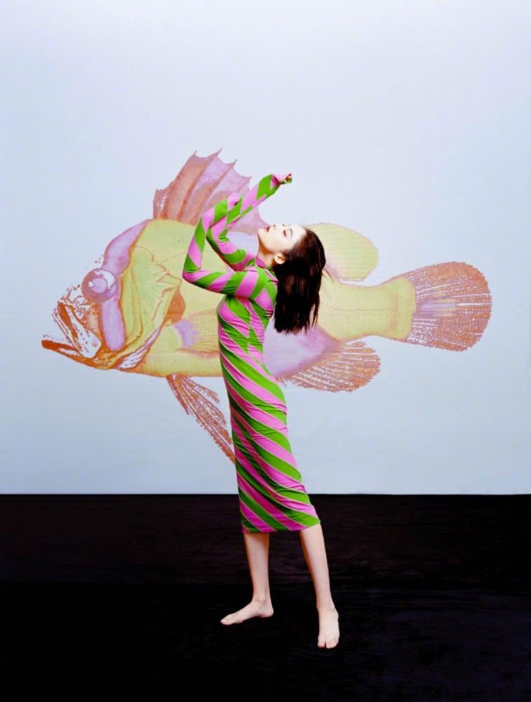 美女娜扎登时尚杂志,复古高马尾+高饱和色调,又纯又欲太精致