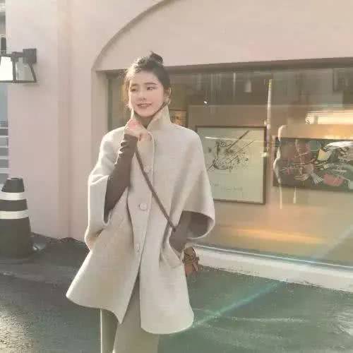 女人尽量不要高跟鞋配大衣，姐姐最近都学他们这样搭，背影都特美