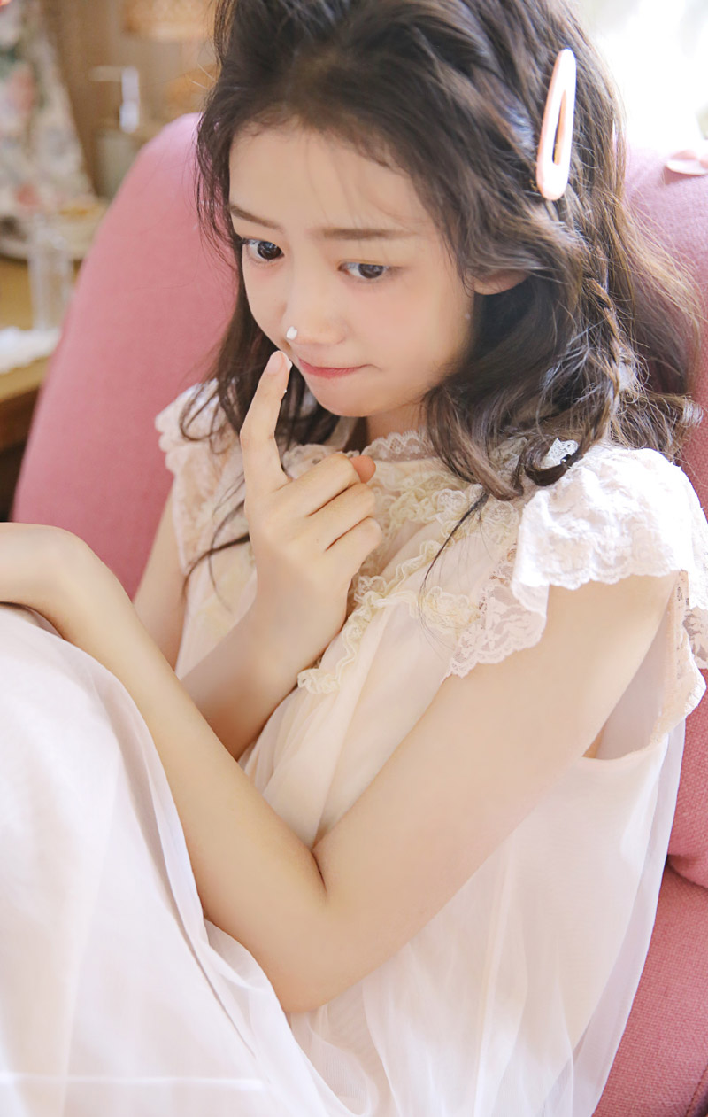 俏皮可爱美少女蕾丝裙诱人写真图片