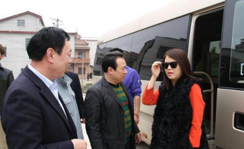 明星再红，也有回农村的时候，王宝强最接地气，而他带保镖防乡亲