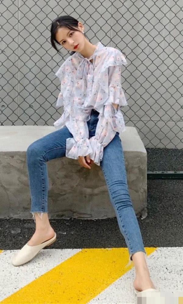 美女张予曦穿超紧牛仔裤,这腿也太好看了吧