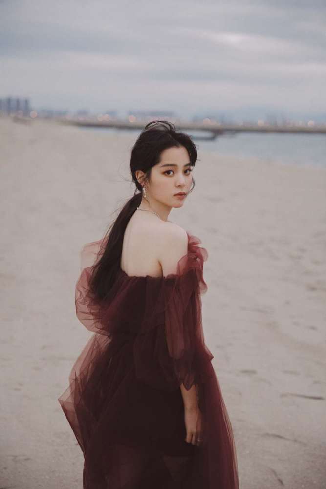 00后美女欧阳娜娜穿酒红色轻纱裙,露雪白美肩太有女人味
