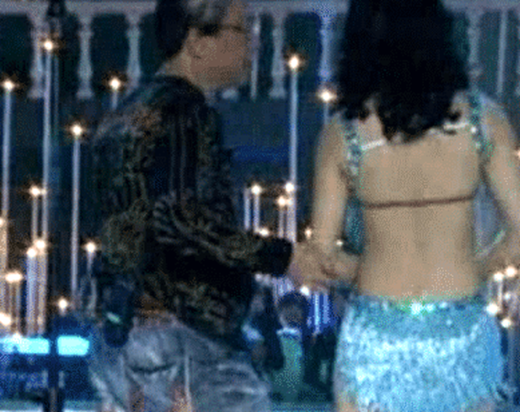 她穿得太“大胆”， 被央视直接赶下台， 网友：真是有点过了！