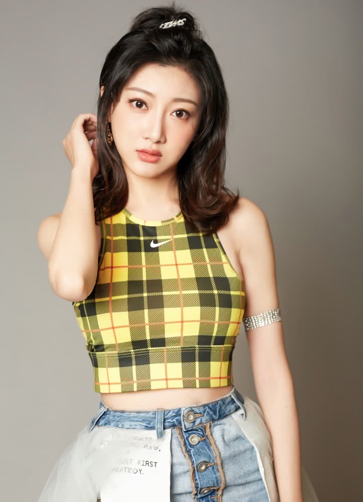 吴茉彤太会打扮自己了，靠“反穿裙子”抢镜，意外潮翻