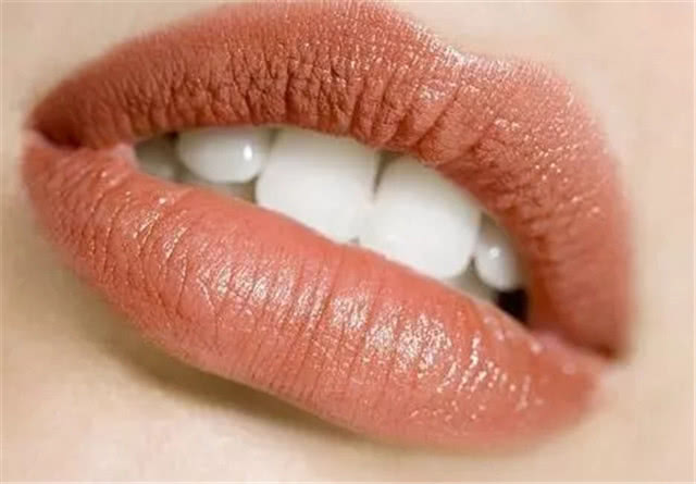那些每天都涂“口红”的女生现在怎么样了？美容师说出了实情