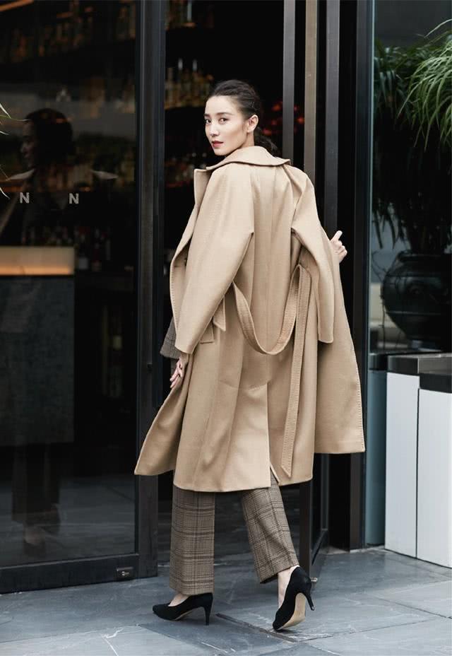 美女宋佳把西装当开衫穿,衣品潮酷带飒爽