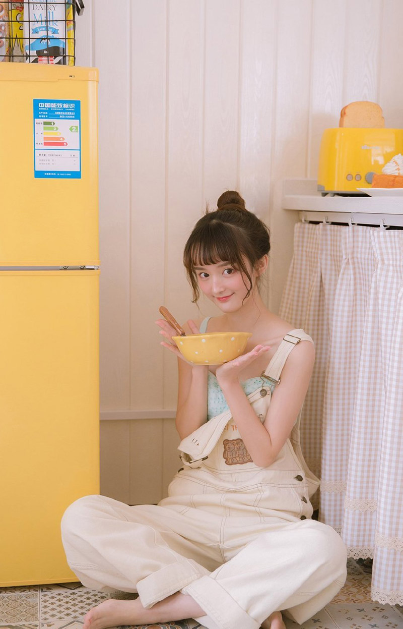 娃娃脸美女尤物性感小蛮腰吊带香肩微露诱人写真