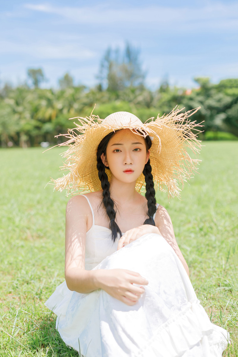 白裙吊带美女清新性感写真图片