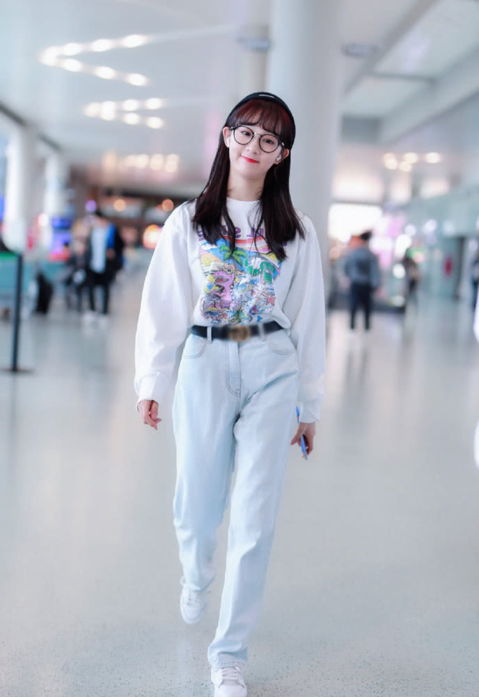 美女李子璇白T牛仔裤亮相机场,青春活力