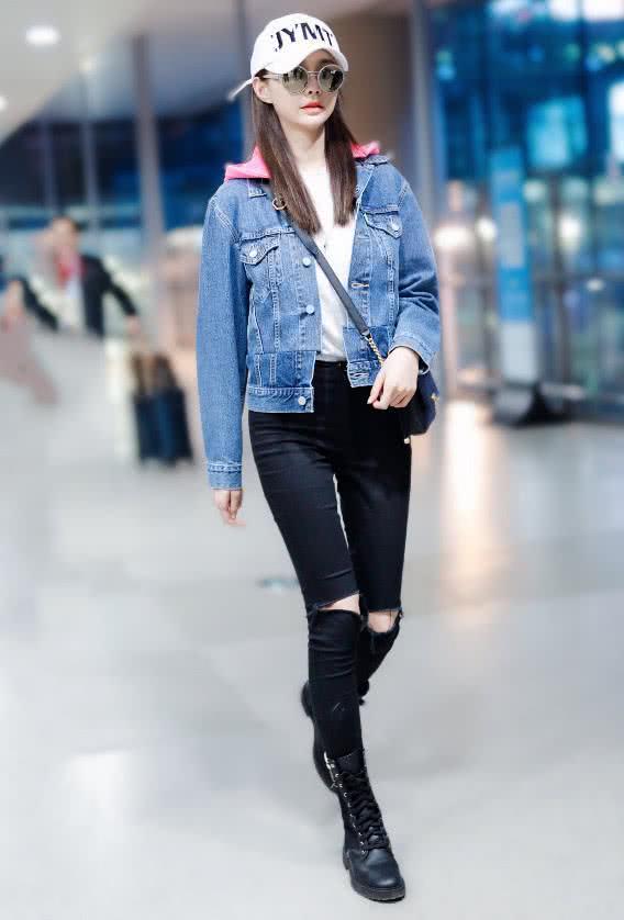 美女沈梦辰穿粉色毛衣搭高腰牛仔裤,身材比例太惊艳