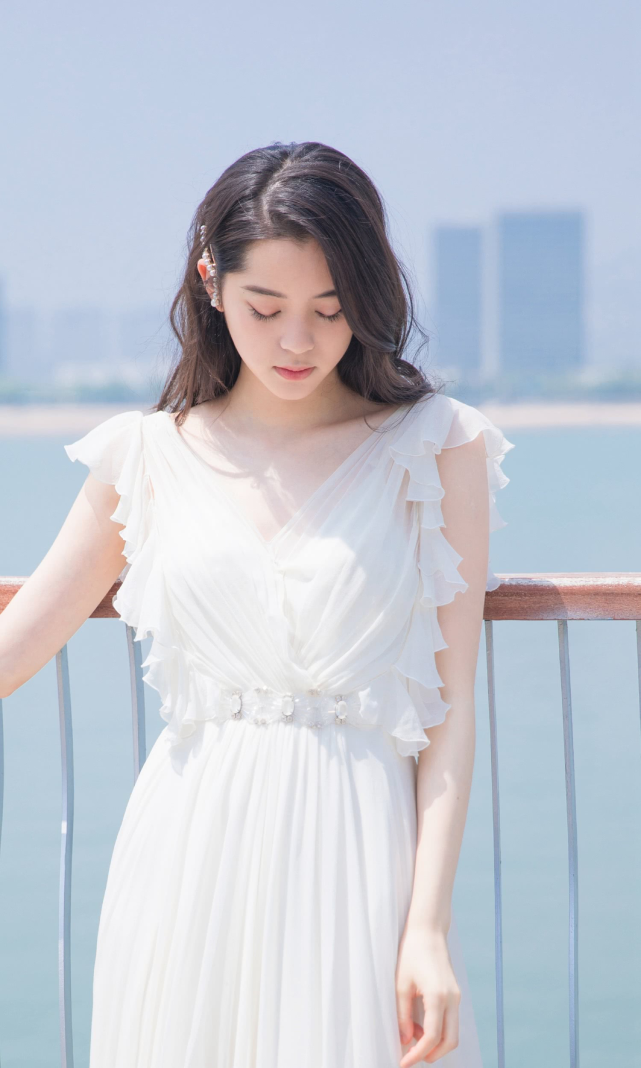 欧阳娜娜罕见写真，穿白色荷叶边连衣裙，清纯气息扑面而来