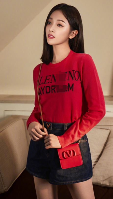 当刘诗诗和吴宣仪同穿一件红毛衣,女人味和少女感差距不止一点点