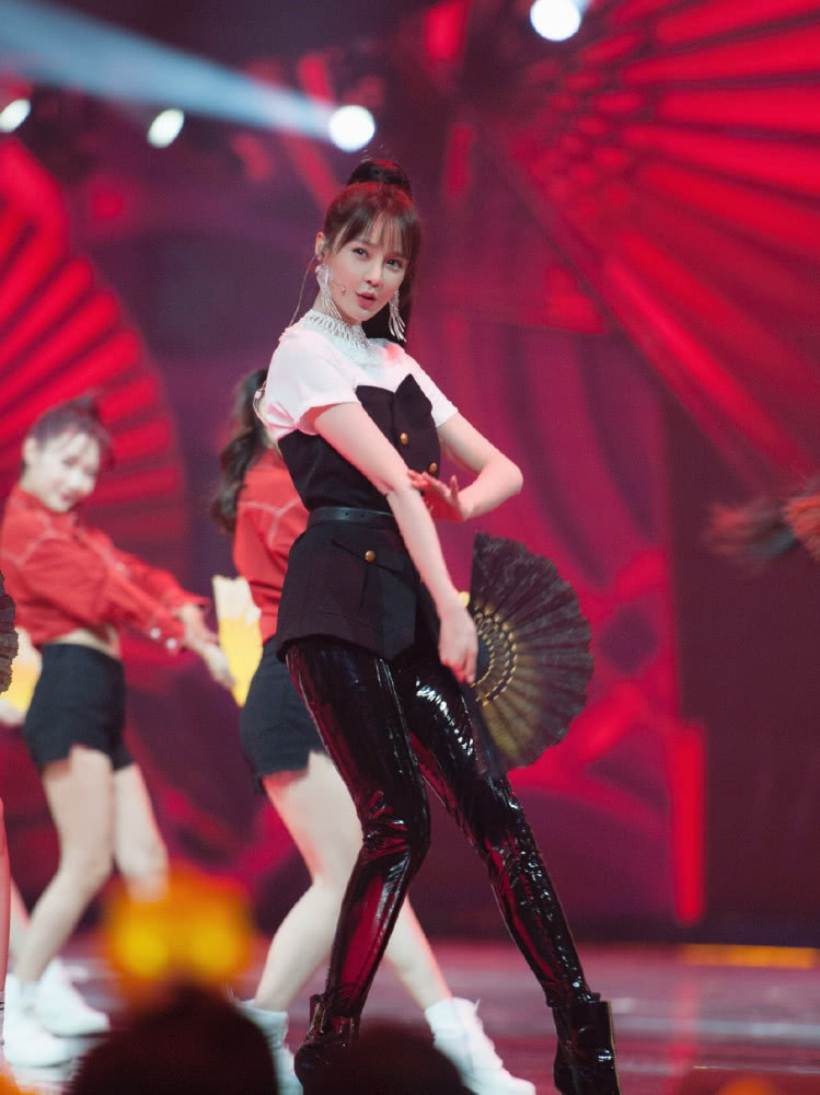 沈梦辰穿西服搭配黑色皮裤，意外走“红”