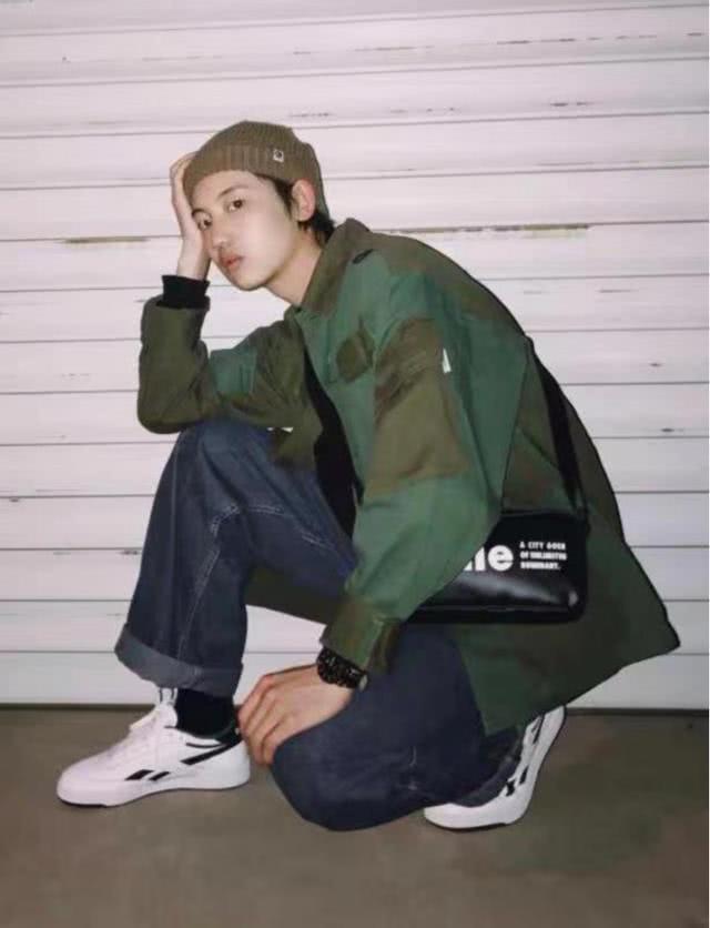 男女都百搭“斜挎包”,喜欢穿城市户外风的你,背上包包更加帅气