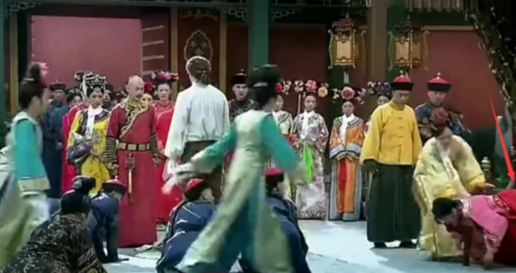 难怪老版难超越！同是小燕子挨板子，旧版人仰凳翻，新版当观众瞎？