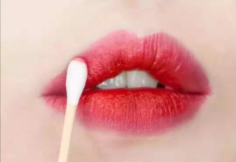 女生涂口红尽量避免这4个错误,不然再贵的口红都掉色还难看