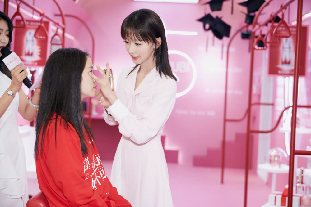 吴谨言小粉裙拼接白纱，穿得娇嫩似公主，配9千9的鞋更性感了