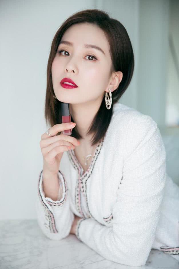 刘诗诗粗毛呢外套演绎优雅小香风,亮片裤红唇太娇媚