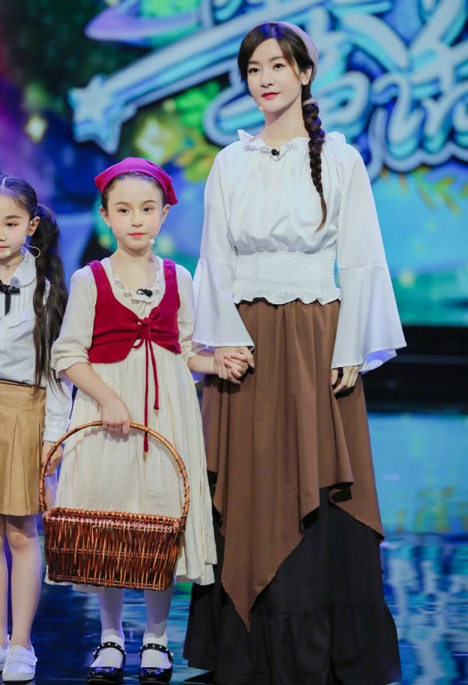 美女李晟穿露肩鱼尾裙,身材婀娜多姿