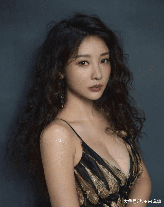 性感美女柳岩晒美照,一袭深V长裙韵味十足!