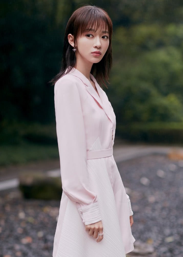 吴谨言小粉裙拼接白纱，穿得娇嫩似公主，配9千9的鞋更性感了