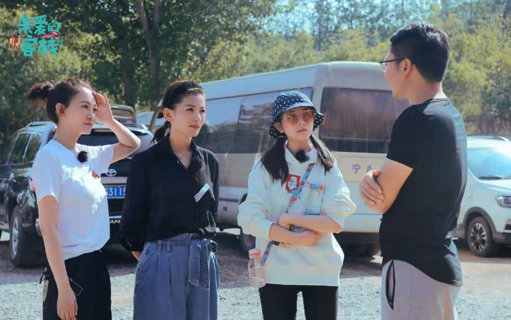 李小冉录制《亲爱的客栈》，颜色高T恤搭牛仔裤就很有范儿