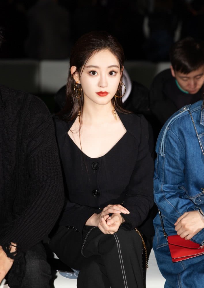 祝绪丹穿全套黑色秀身材,超霸气