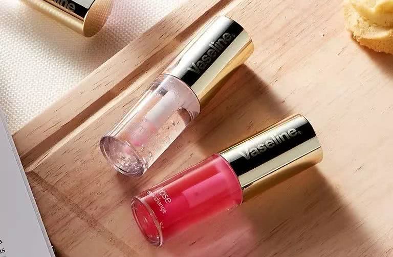 没想到周黑鸭的彩妆礼盒和香奈儿居然不分上下