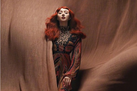 范冰冰妩媚红发造型拍《嘉人》复出，卷发海妖妆神似“湄拉”